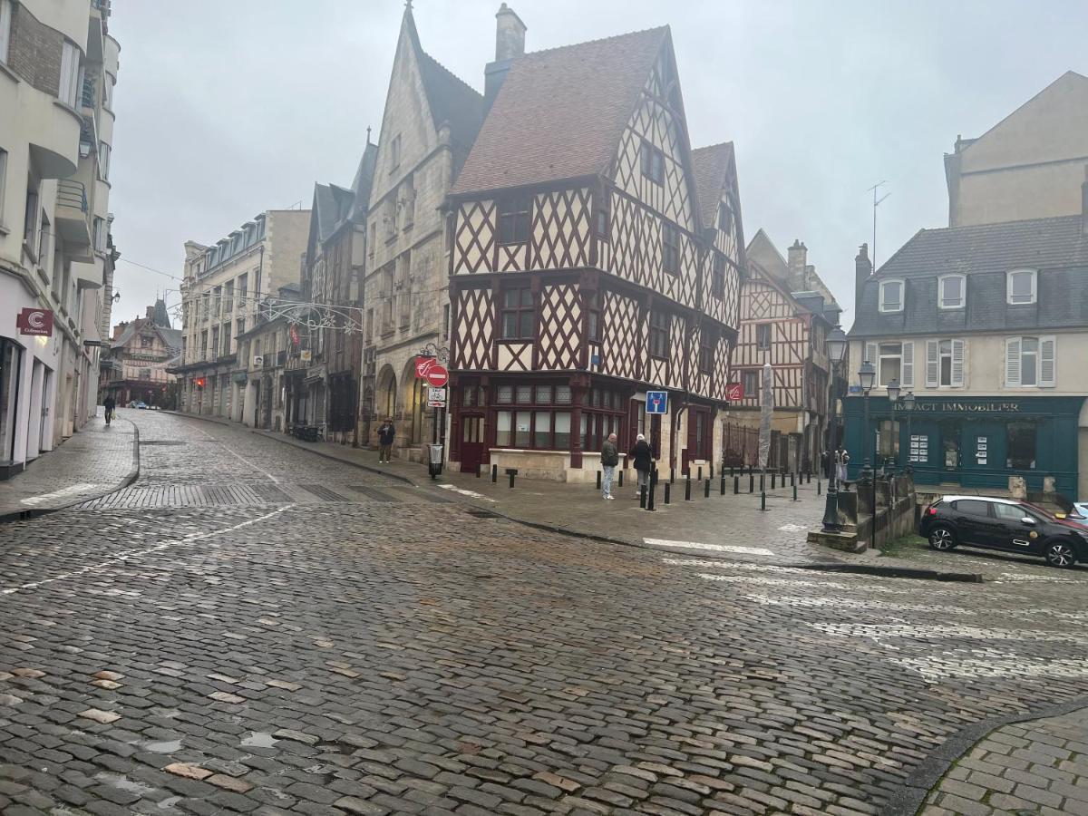 Charmant T2 Plein Centre Ville Et Proche Gare Bourges Kültér fotó